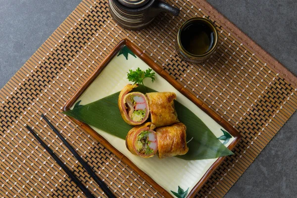 Unagi yaki suşi roll yakın atış