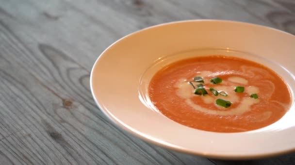 テーブルの上のスパイス入りカボチャ スープ — ストック動画