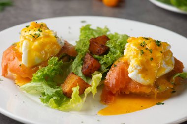 somon ve haşlanmış yumurta ile yumurta Benedict