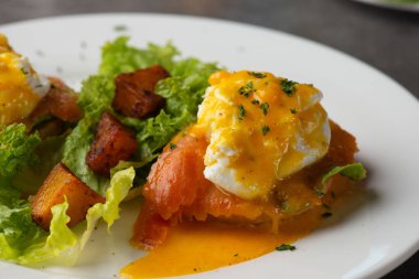 somon ve haşlanmış yumurta ile yumurta Benedict