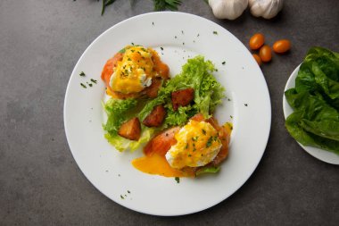 somon ve haşlanmış yumurta ile yumurta Benedict
