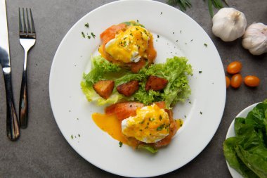 somon ve haşlanmış yumurta ile yumurta Benedict