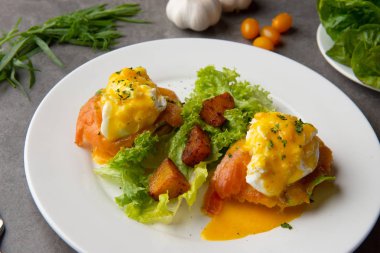 somon ve haşlanmış yumurta ile yumurta Benedict