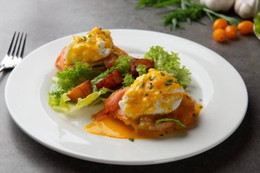 somon ve haşlanmış yumurta ile yumurta Benedict