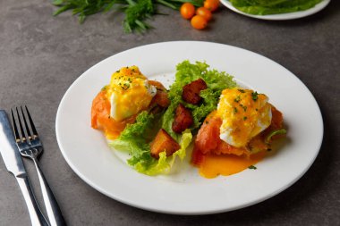 somon ve haşlanmış yumurta ile yumurta Benedict