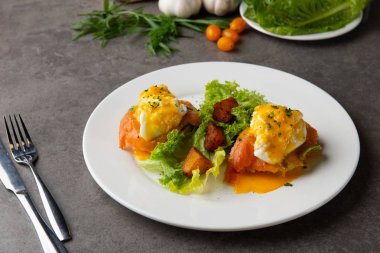somon ve haşlanmış yumurta ile yumurta Benedict