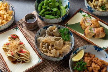 Japon yemekleri masada servis