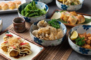 Japon yemekleri masada servis