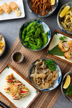 Japon yemekleri masada servis