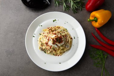 Makarna carbonara ve yumurta kaçak avlanmak ve tavuk düz yatıyordu görünümü