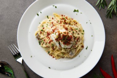Makarna carbonara ve yumurta kaçak avlanmak ve tavuk düz yatıyordu görünümü