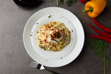 Makarna carbonara ve yumurta kaçak avlanmak ve tavuk düz yatıyordu görünümü