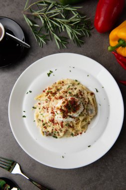 Makarna carbonara ve yumurta kaçak avlanmak ve tavuk düz yatıyordu görünümü