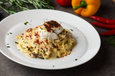 Makarna carbonara ve yumurta ve tavuk kızartma