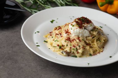 Makarna carbonara ve yumurta ve tavuk kızartma