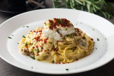 Makarna carbonara ve yumurta ve tavuk kızartma