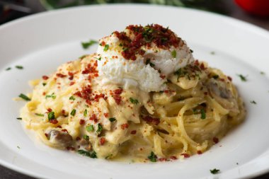 Makarna carbonara ve yumurta ve tavuk kızartma