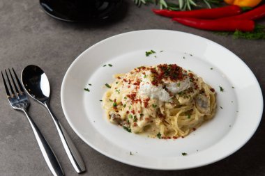 Makarna carbonara ve yumurta ve tavuk kızartma