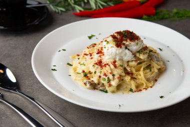 Makarna carbonara ve yumurta ve tavuk kızartma