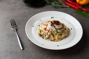Makarna carbonara ve yumurta ve tavuk kızartma