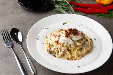 Makarna carbonara ve yumurta ve tavuk kızartma
