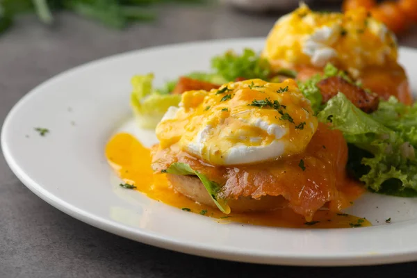 benedict egg with salmon and poached egg