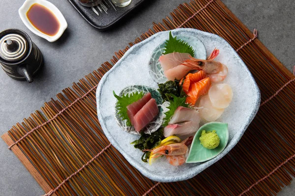 Japon gıdalar sashimi (çiğ dilimlenmiş balık, kabuklu deniz ürünleri veya kabuklular