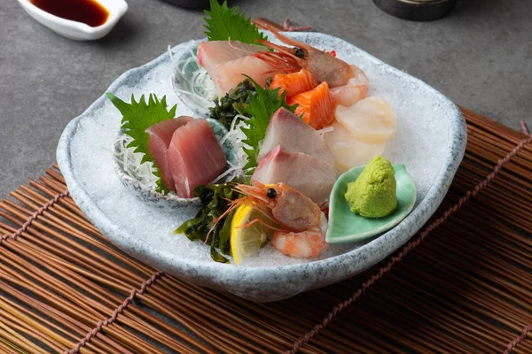 Japon gıdalar sashimi (çiğ dilimlenmiş balık, kabuklu deniz ürünleri veya kabuklular