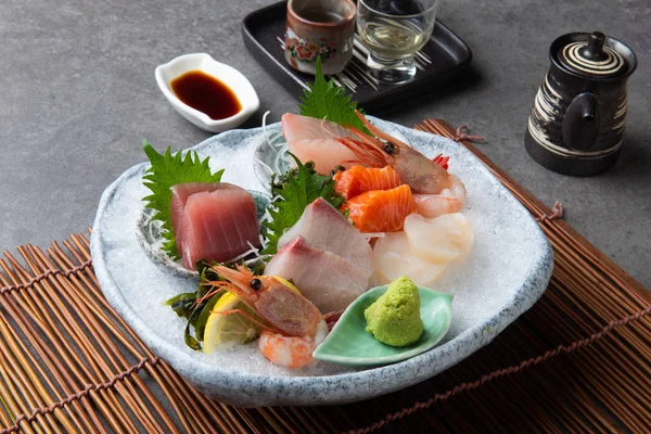 Japon gıdalar sashimi (çiğ dilimlenmiş balık, kabuklu deniz ürünleri veya kabuklular