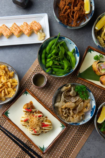 Japon yemekleri masada servis