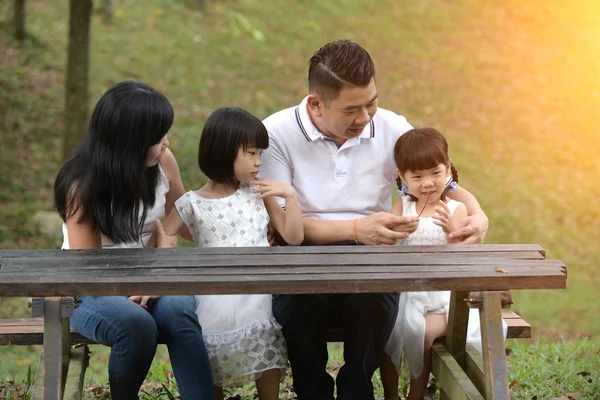 Asya Aile Parkta Bankta Oturmuş — Stok fotoğraf