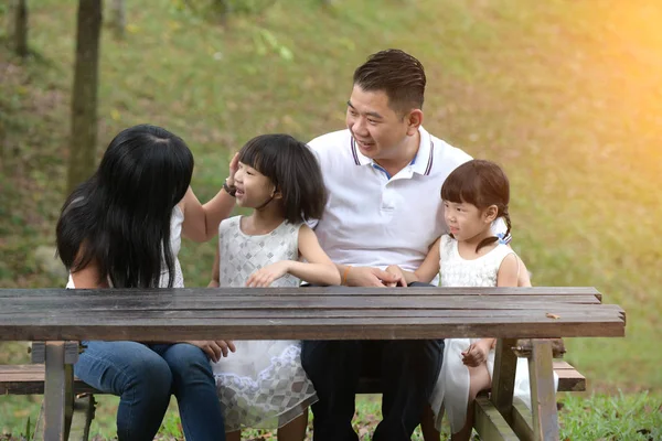 Asian Family Sitting Bench Park — Stock Photo, Image