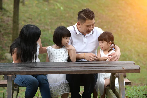 Asijské Rodina Sedí Lavičce Parku — Stock fotografie