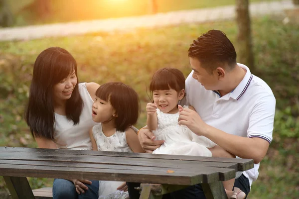 Asiatische Familie Sitzt Auf Der Bank Park — Stockfoto