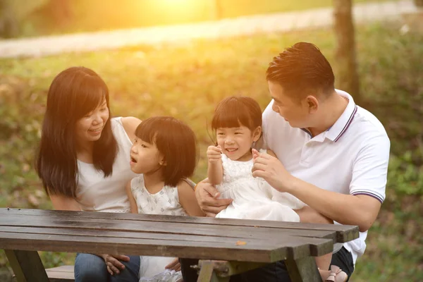 Asya Aile parkta bankta oturmuş