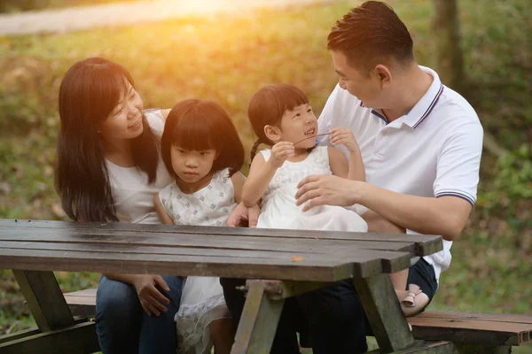 Asiático Família Sentado Banco Parque — Fotografia de Stock