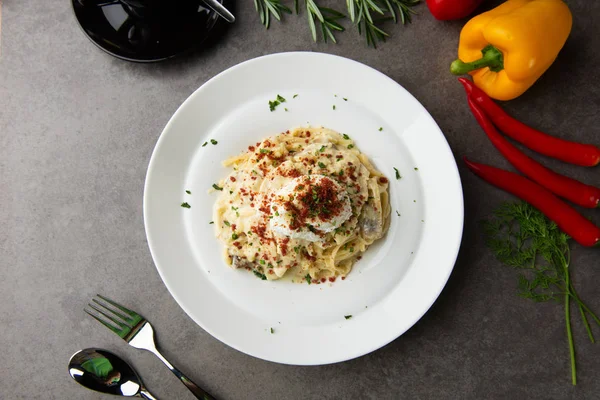 Makarna carbonara ve yumurta kaçak avlanmak ve tavuk düz yatıyordu görünümü