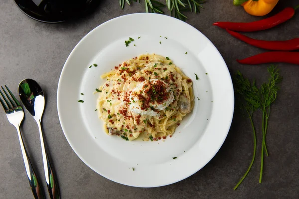 Makarna carbonara ve yumurta kaçak avlanmak ve tavuk düz yatıyordu görünümü