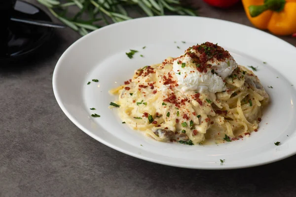 Makarna carbonara ve yumurta ve tavuk kızartma