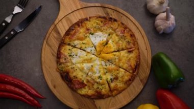 Jambon ve yumurta pizza
