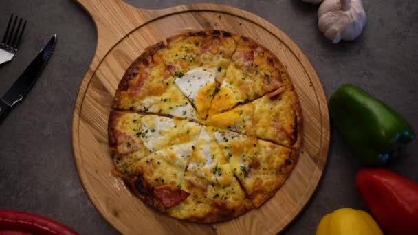 Prosciutto Pizza All Uovo — Video Stock
