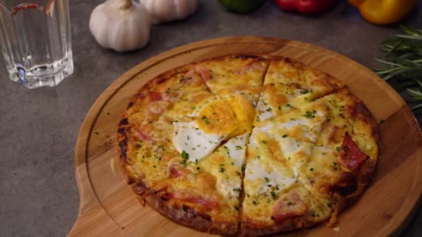 Prosciutto Pizza All Uovo — Video Stock