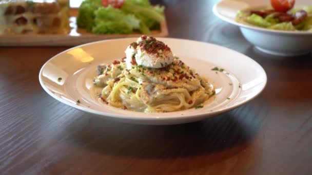 Pasta Carbonara Huevo Escalfador Pollo — Vídeos de Stock