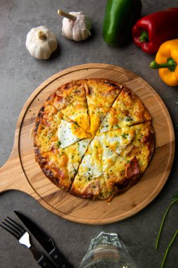 Pizza ile yumurta, jambon ve mantar, üstten görünüm