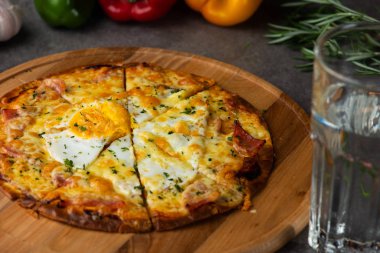 Yumurta, jambon ve mantar, seçici odak pizza