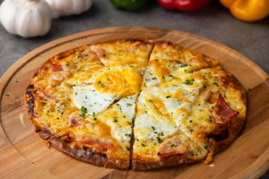 Yumurta, jambon ve mantar, seçici odak pizza