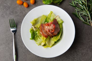 Füme ördek salatası masasında, üstten görünüm