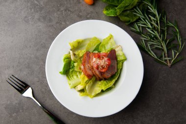 Füme ördek salatası masasında, üstten görünüm