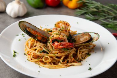 aglio olio spagetti ile deniz ürünleri