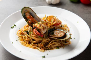 aglio olio spagetti ile deniz ürünleri